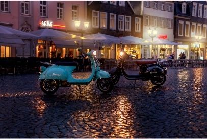 Über E-Roller-Leasing finanziert: Elektro-Scooter auf Marktplatz