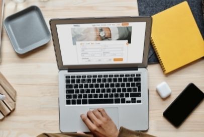 Gewerbe-Leasing über Leasing-Vergleich online am Laptop