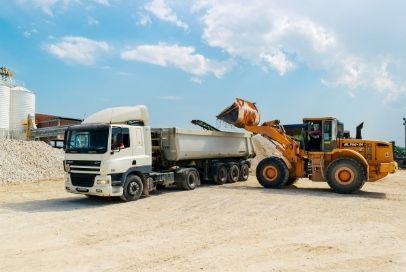 Kurzfristig Liquidität erhöhen mit Sale-and-Lease-back für Bagger und LKW.